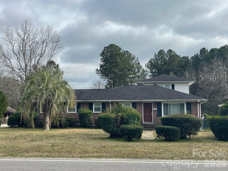 1529 W Market Street, Cheraw, SC - 4 beds, 2 baths, 2,337 sqft - $199,000