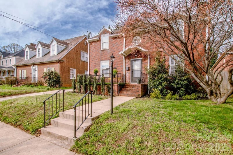 416 S Race Street, Statesville, NC - 4 beds, 2 baths, 2,121 sqft - $250,000