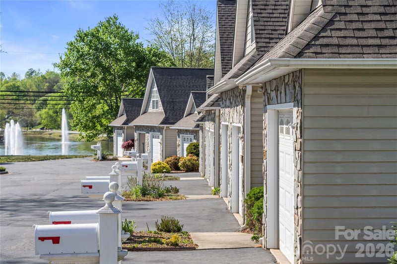 206 Waters Edge, Weaverville, NC - 3 beds, 2 baths, 1,642 sqft - $485,000