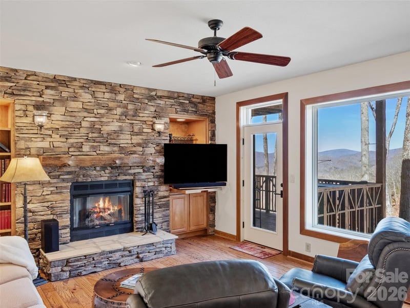 61 Creekside Way G201, Burnsville, NC - 2 beds, 2 baths, 1,167 sqft - $345,000