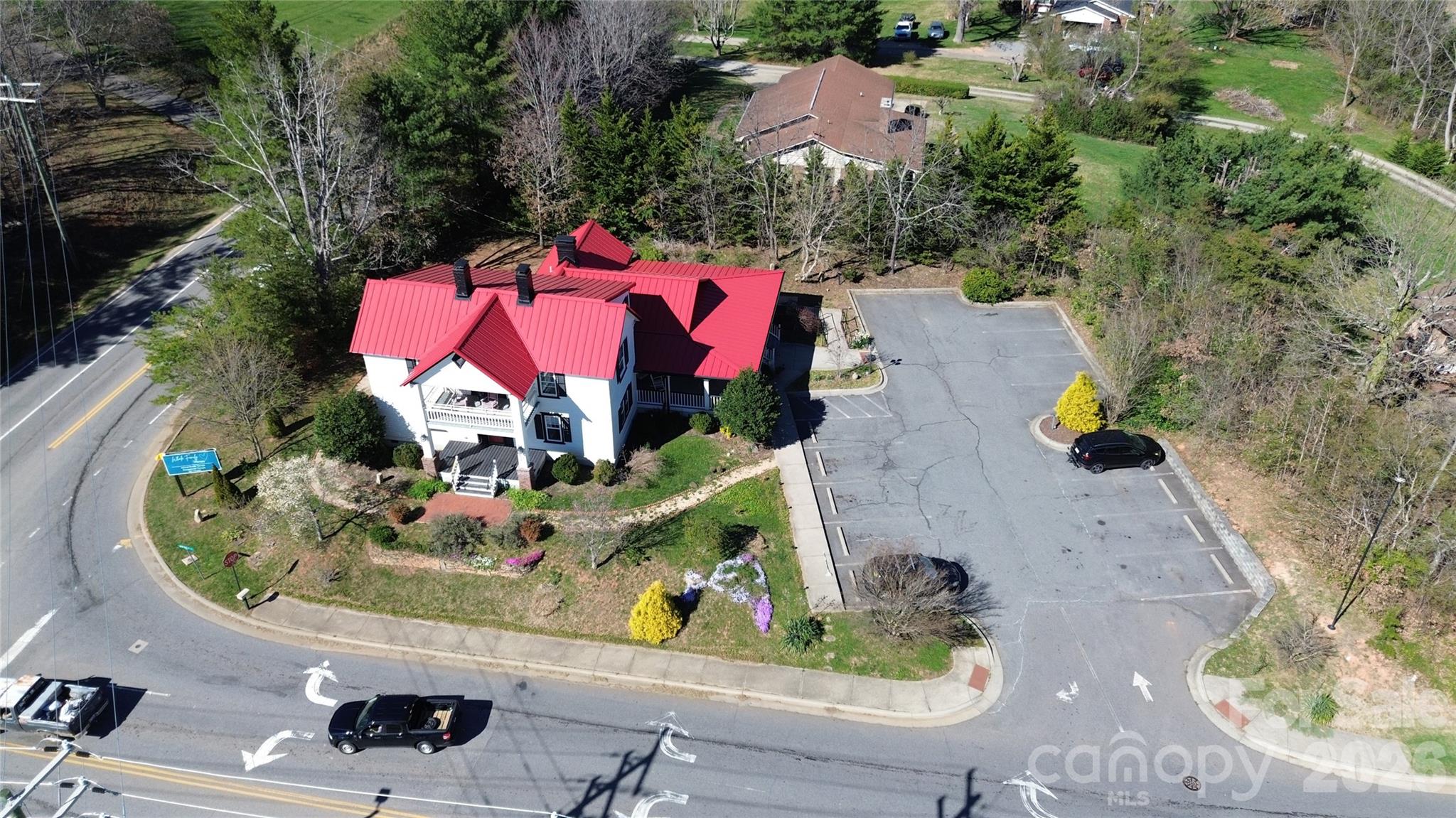 4 Northcrest Dr, Weaverville, NC 28787. property listing photo