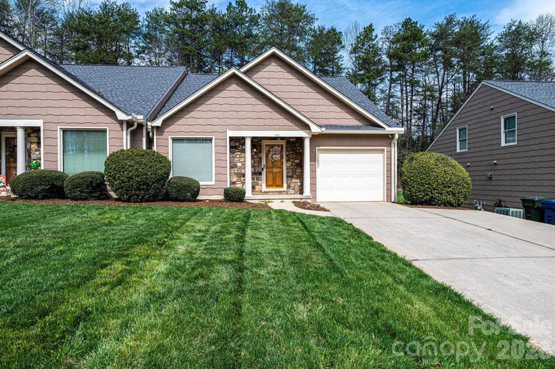 142 39th Avenue Court NW, Hickory, NC - 3 beds, 2.5 baths, 1,671 sqft - $275,000