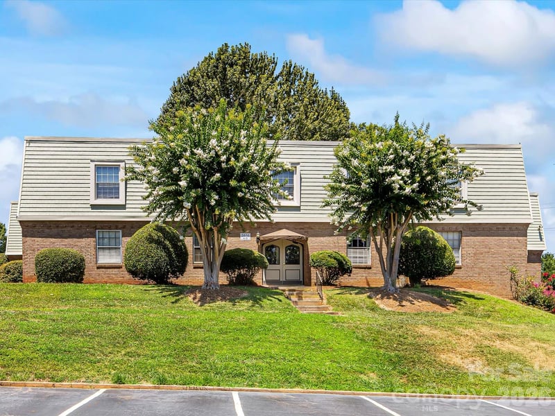 2616 Park Road B, Charlotte, NC - 2 beds, 1.5 baths, 870 sqft - $269,500