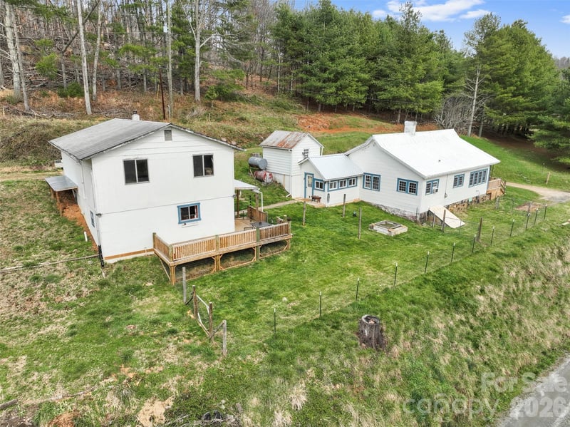 138 Robert Phillips Road, Bakersville, NC - 3 beds, 2 baths, 1,374 sqft - $325,000