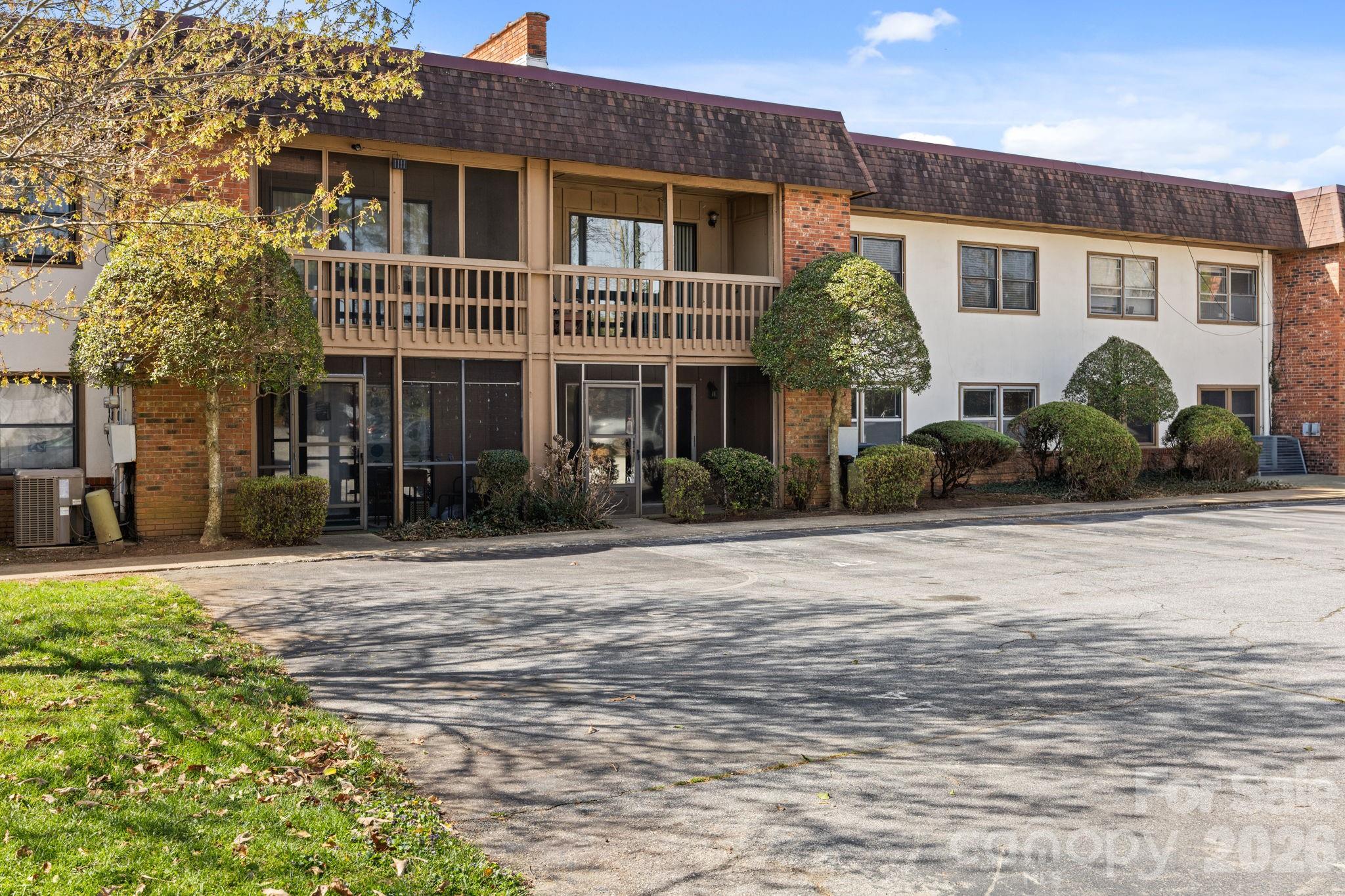 427 6th Avenue W A11, Hendersonville, NC. property listing photo