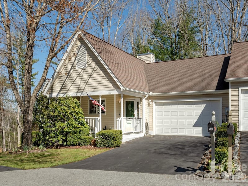 206 Black Oak Lane, Hendersonville, NC - 4 beds, 3 baths, 2,642 sqft - $510,000