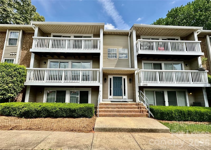 1645 Arlyn Circle, Charlotte, NC - 2 beds, 2 baths, 847 sqft - $1,299