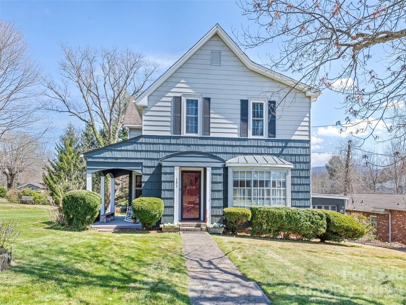 151 Hampton Heights, Canton, NC - 4 beds, 2 baths, 2,190 sqft - $523,000