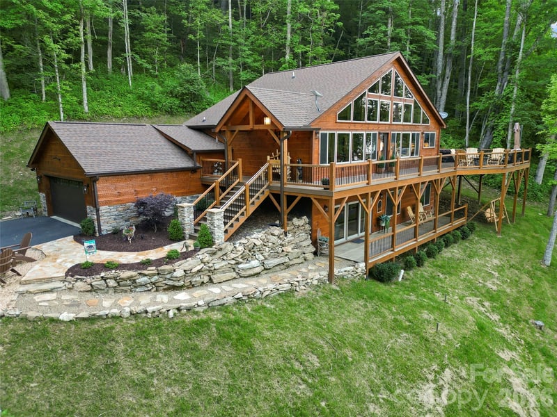 85 Iga Trail, Maggie Valley, NC - 4 beds, 3.5 baths, 2,700 sqft - $1,245,000
