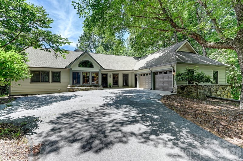 109 Chattooga Run, Hendersonville, NC - 4 beds, 5 baths, 3,990 sqft - $975,000
