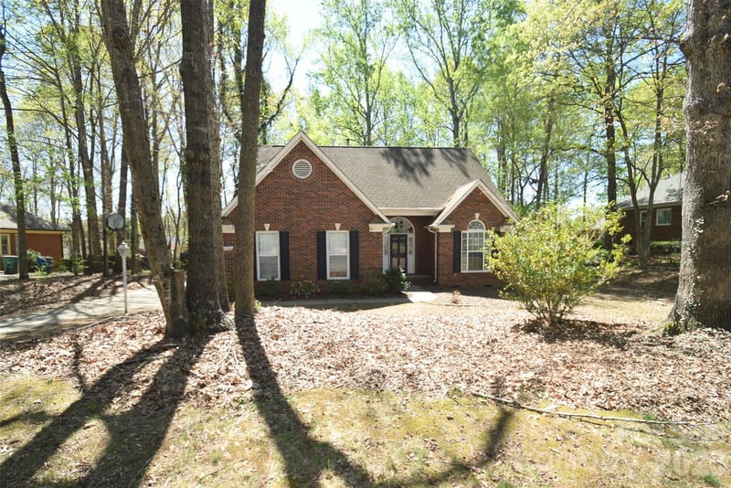 2336 Mill House Lane, Matthews, NC - 3 beds, 2.5 baths, 1,976 sqft - $458,500