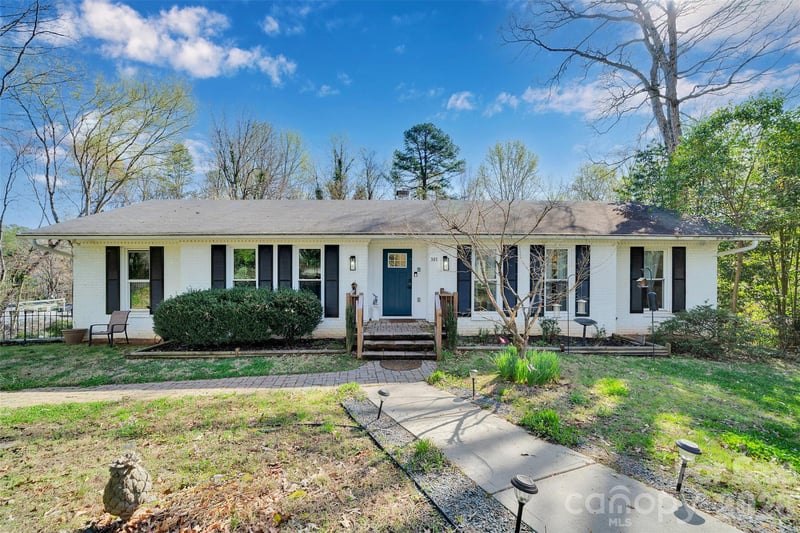 301 Hillandale Drive, Charlotte, NC - 4 beds, 3.5 baths, 3,184 sqft - $699,000