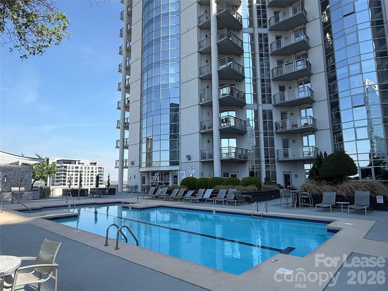 333 W Trade Street Apt 710, Charlotte, NC - 1 bed, 1 bath, 696 sqft - $1,995