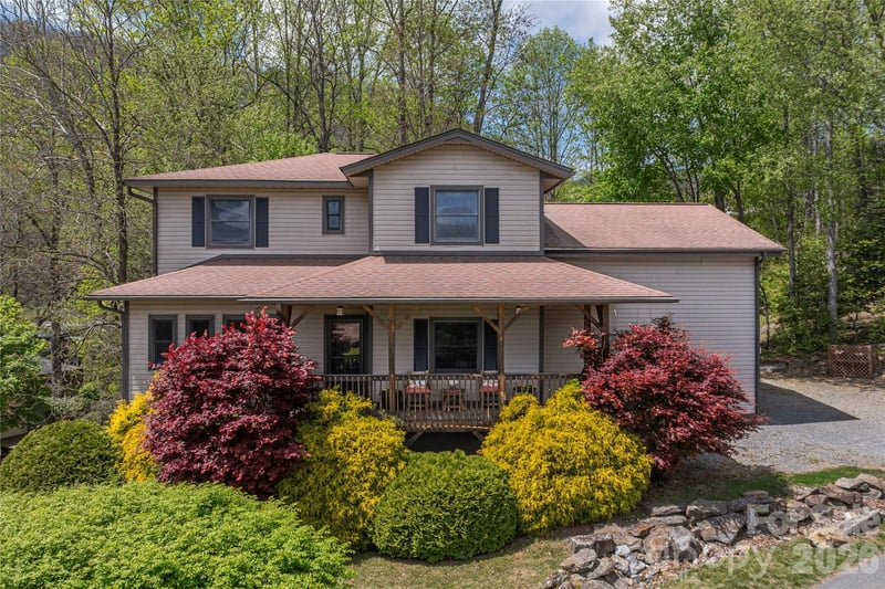 129 Valley Creek Drive, Maggie Valley, NC - 4 beds, 3.5 baths, 4,013 sqft - $699,500