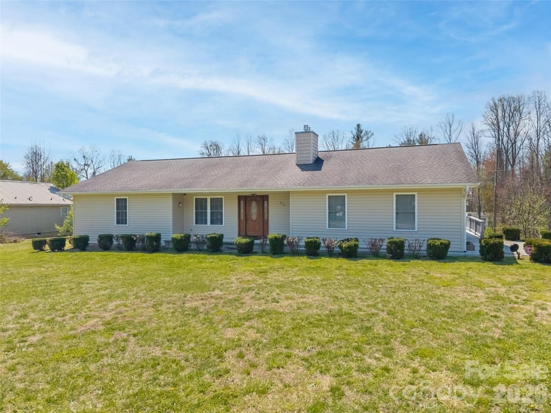 476 Jackson Loop Road, Flat Rock, NC - 3 beds, 4 baths, 2,776 sqft - $499,900