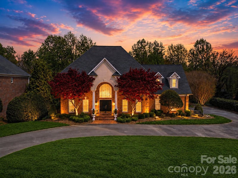 3704 8th Street Place NW, Hickory, NC - 4 beds, 6.5 baths, 4,867 sqft - $799,900