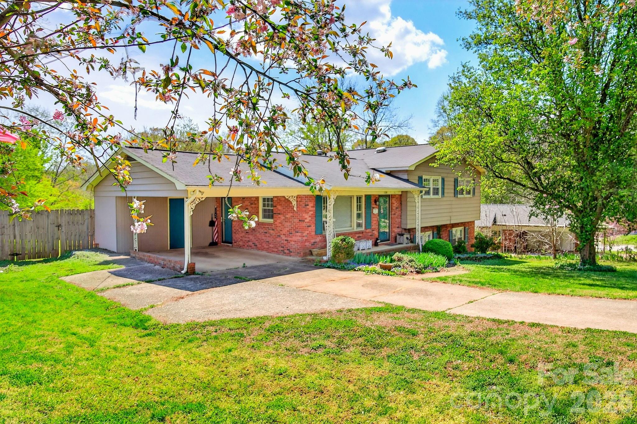 1091 16th Avenue NW, Hickory, NC. property listing photo