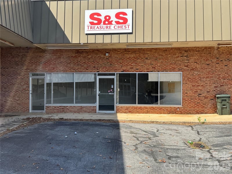 124 Fairway Shopping Center Street, Hudson, NC -  - $139,900