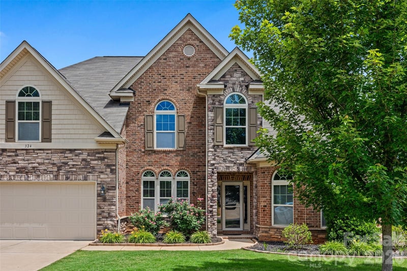 324 Kerrydale Court, Clover, SC - 4 beds, 3.5 baths, 3,812 sqft - $675,000
