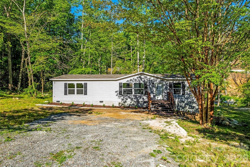 45 Alan Retreat Road, Hendersonville, NC - 2 beds, 2 baths, 1,456 sqft - $234,000