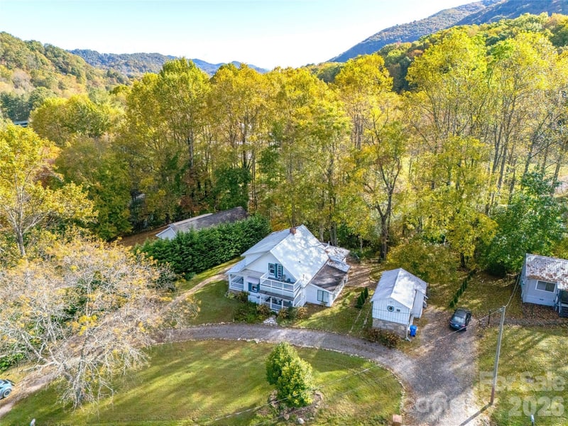 125 Timberline Drive, Maggie Valley, NC - 4 beds, 3 baths, 1,919 sqft - $550,000