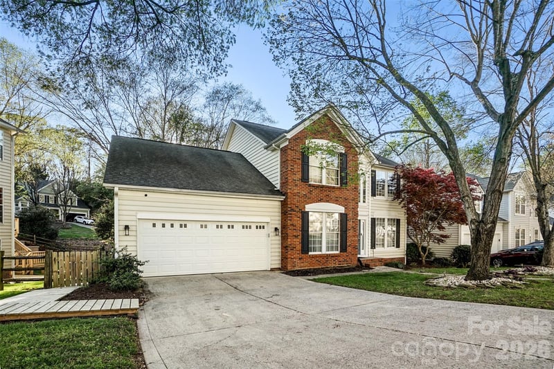 6239 Skyline Drive, Charlotte, NC - 4 beds, 3.5 baths, 3,067 sqft - $565,000