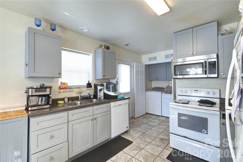 419 N Academy Street, Mooresville, NC - 3 beds, 2 baths, 1,064 sqft - $265,000