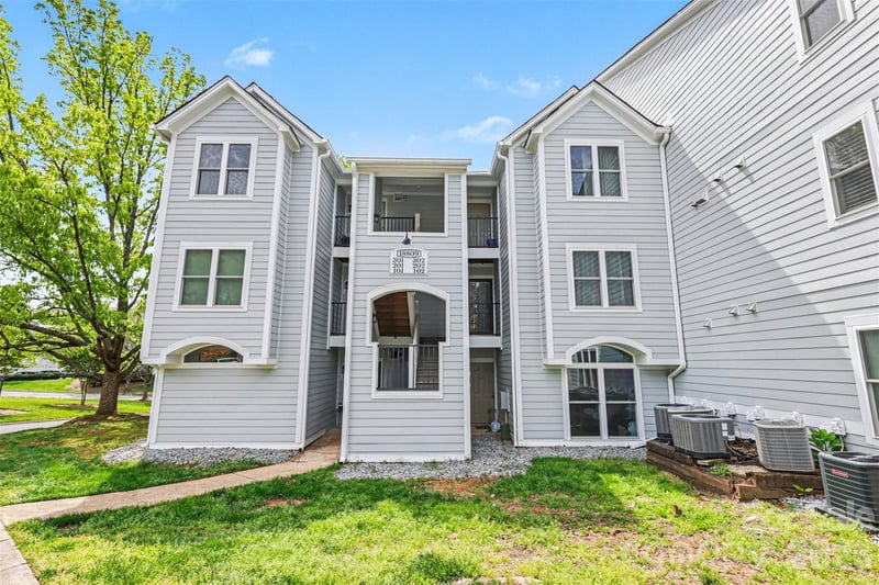18809 Nautical Drive Apt 302, Cornelius, NC - 2 beds, 2 baths, 940 sqft - $260,000