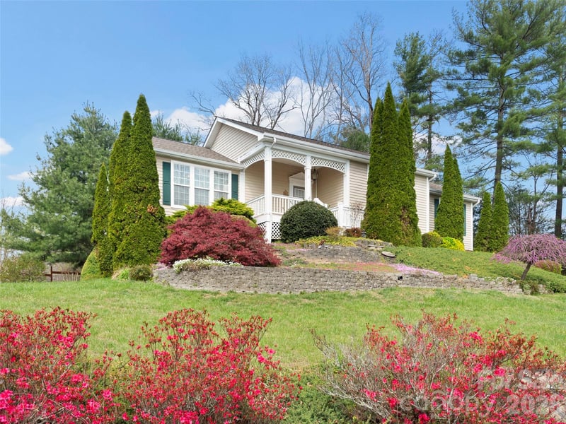 21 Old Applewood Lane, Hendersonville, NC - 3 beds, 3 baths, 2,584 sqft - $619,000