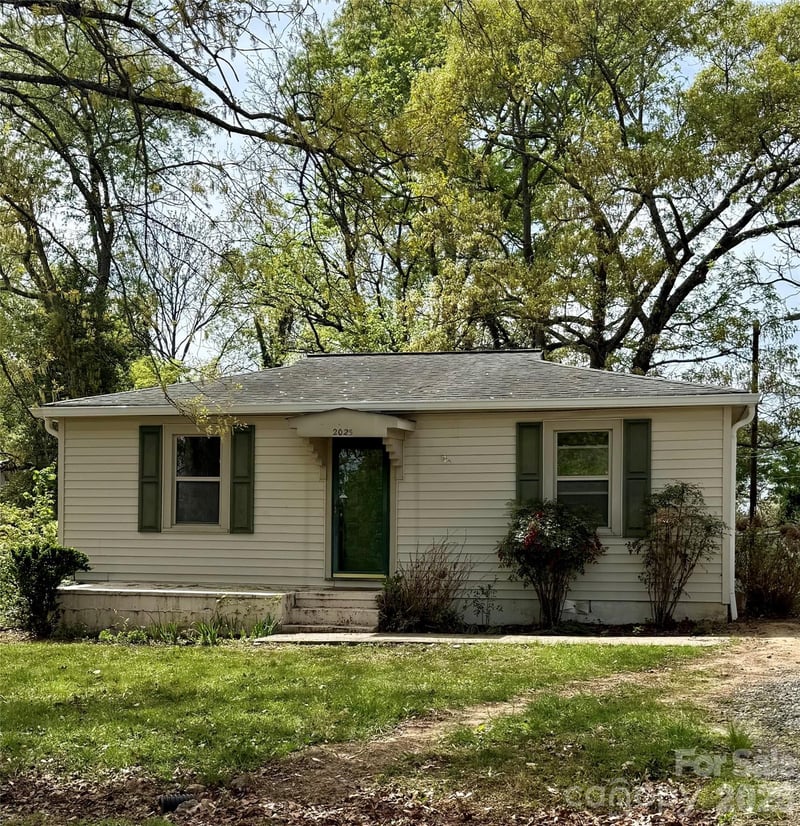 2025 28th Street NE, Hickory, NC - 2 beds, 1 bath, 828 sqft - $179,900