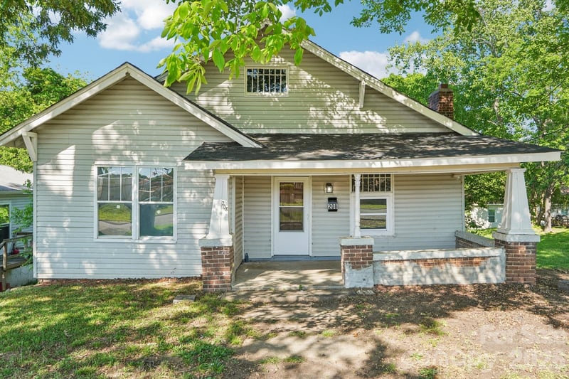 208 W Lafayette Street, Salisbury, NC - 3 beds, 3 baths, 2,736 sqft - $200,000