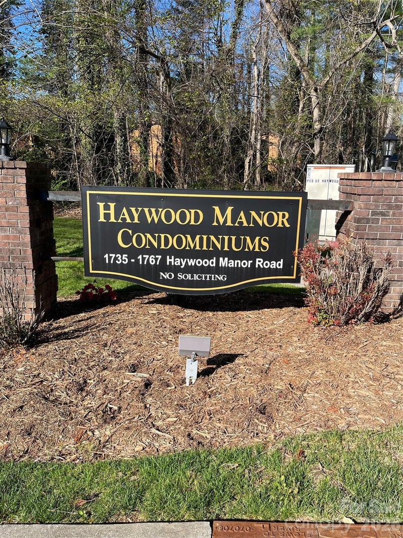 1763 Haywood Manor Road D, Hendersonville, NC - 2 beds, 2 baths, 1,002 sqft - $159,000