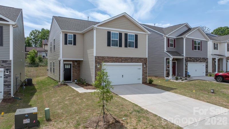 534 13th Avenue Drive NE, Hickory, NC - 4 beds, 2.5 baths, 2,258 sqft - $339,000