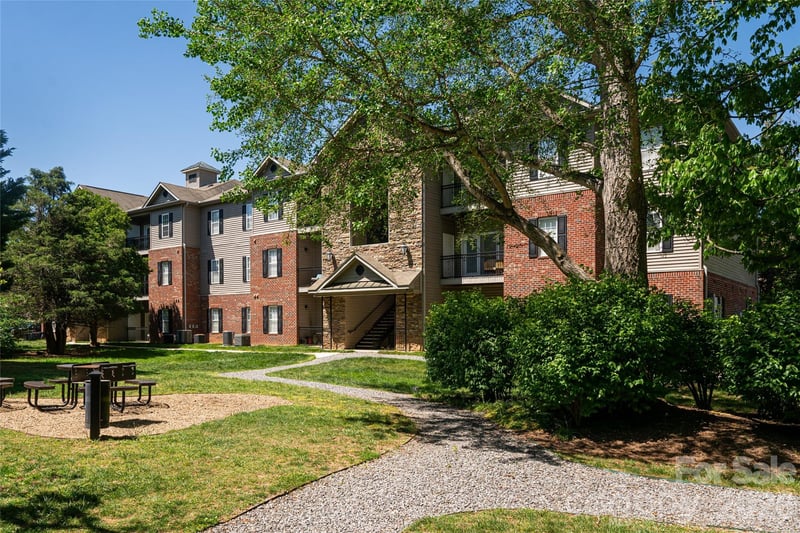 132 Appeldoorn Circle, Asheville, NC - 2 beds, 2 baths, 973 sqft - $229,900
