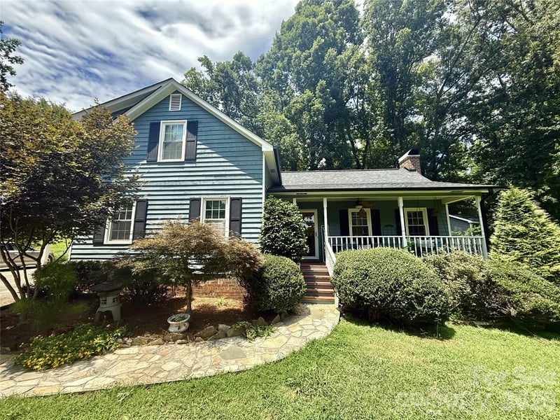 2600 Lakewood Drive, Gastonia, NC - 3 beds, 2.5 baths, 1,984 sqft - $374,500