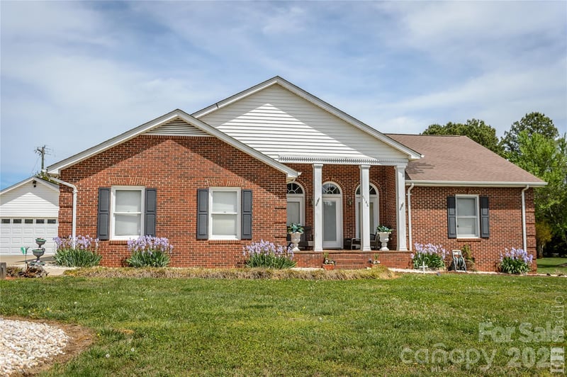 5146 Olde School Drive, Hickory, NC - 3 beds, 2 baths, 1,811 sqft - $359,000