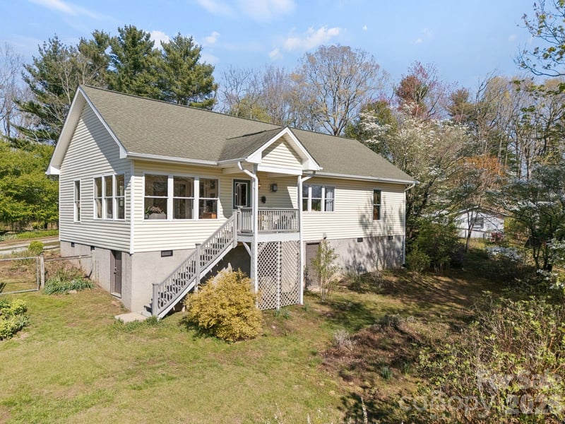 367 Crescent Street, Saluda, NC - 2 beds, 2 baths, 1,423 sqft - $489,000