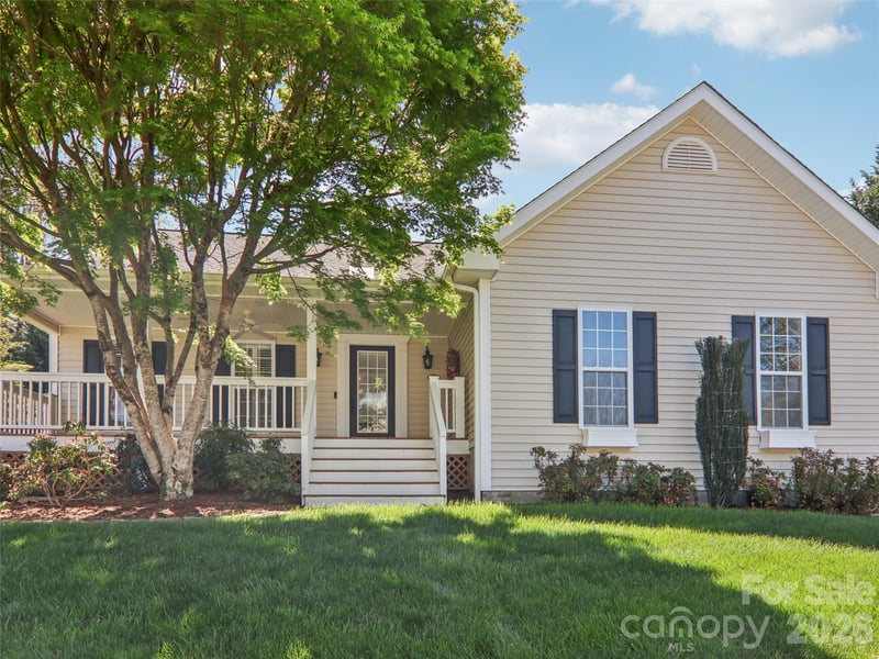 117 Apple Meadow Court, Hendersonville, NC - 3 beds, 2.5 baths, 2,148 sqft - $597,500