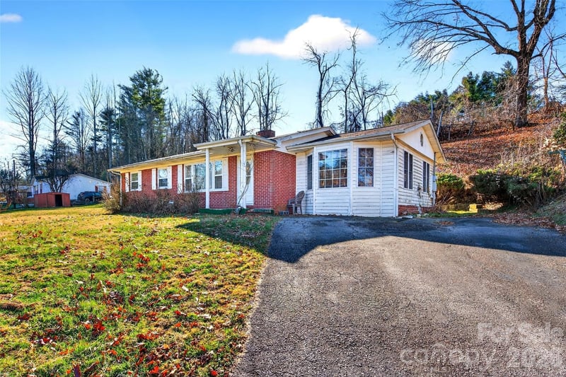 106 Chapel Street, Spruce Pine, NC - 2 beds, 2 baths, 1,638 sqft - $235,000