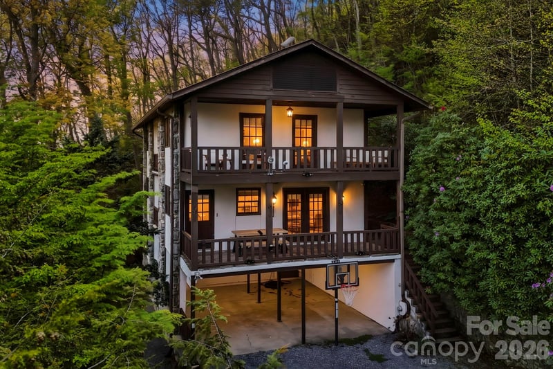 821 Summit Drive, Maggie Valley, NC - 3 beds, 3.5 baths, 2,541 sqft - $755,000