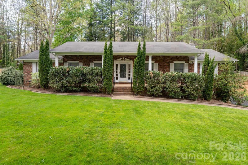 117 Brandon Road, Hendersonville, NC - 3 beds, 3.5 baths, 2,483 sqft - $725,000