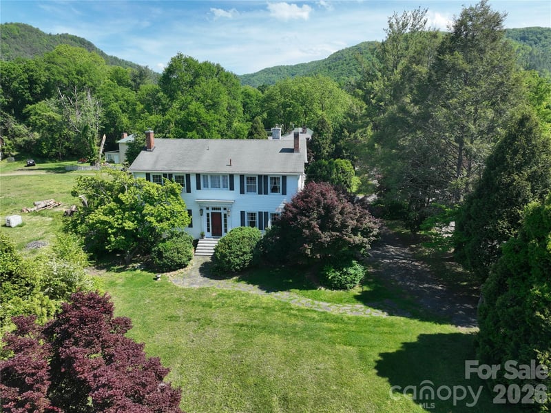 29 Walnut Street, Hot Springs, NC - 5 beds, 3.5 baths, 2,635 sqft - $823,900