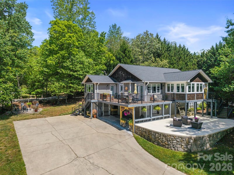 335 Village, Lake Lure, NC - 3 beds, 3 baths, 2,439 sqft - $675,000
