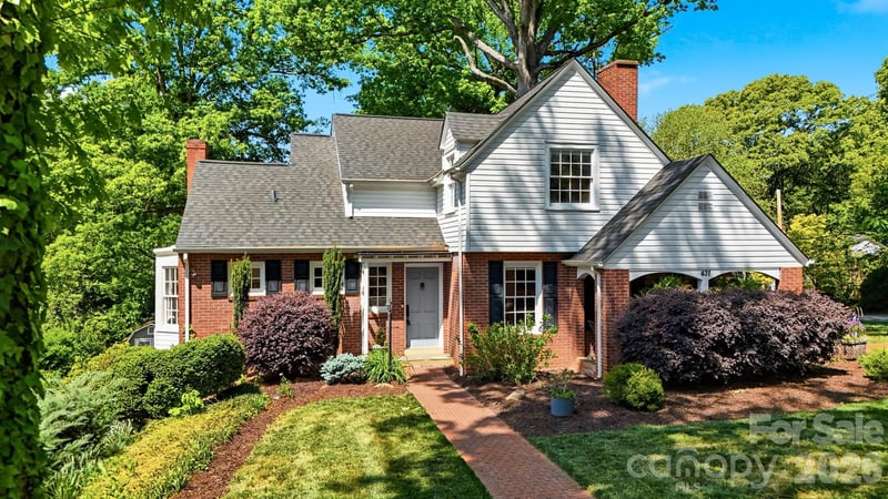 431 9th Street NW, Hickory, NC - 4 beds, 3.5 baths, 2,802 sqft - $549,900