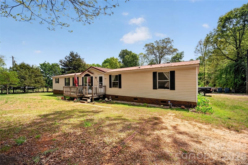 3995 Old Catawba, Claremont, NC - 3 beds, 3 baths, 2,052 sqft - $200,000