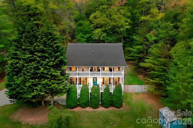 10 Country Road, Hendersonville, NC - 3 beds, 2.5 baths, 2,466 sqft - $475,000