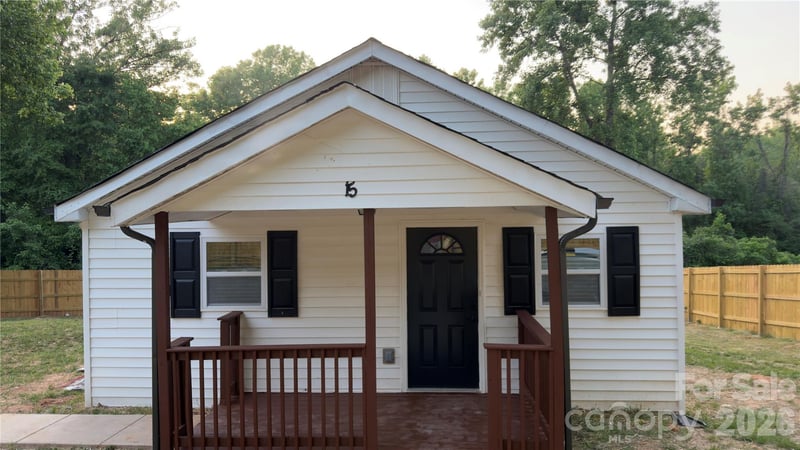 15 Groves, Cramerton, NC - 2 beds, 1 bath, 790 sqft - $275,000