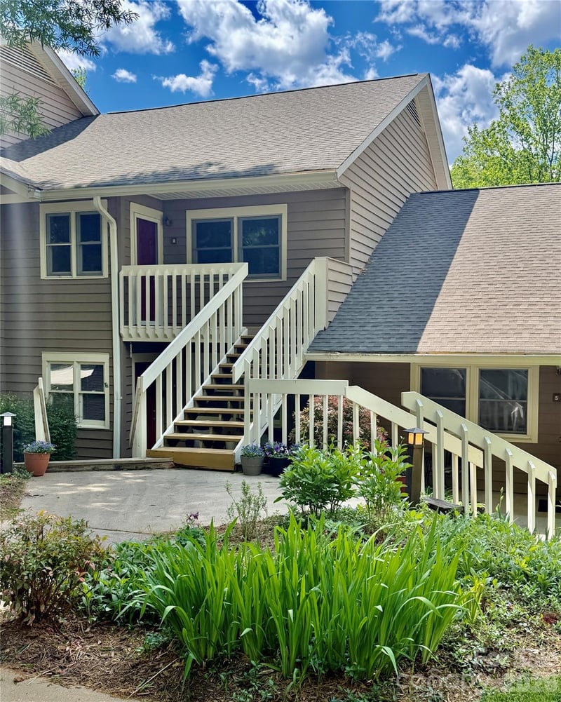 8 Creekside, Asheville, NC - 2 beds, 2 baths, 1,110 sqft - $300,000
