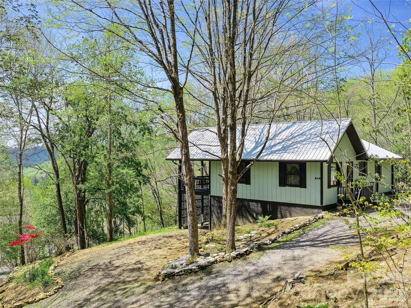 129 Kantagree Drive, Bakersville, NC - 2 beds, 3 baths, 1,710 sqft - $389,000