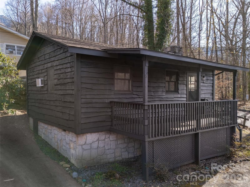 87 Sassafras Lane, Maggie Valley, NC - 2 beds, 1 bath, 712 sqft - $217,500